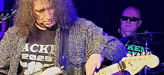 Angi testet mit Dweezil Zappa Gitarren